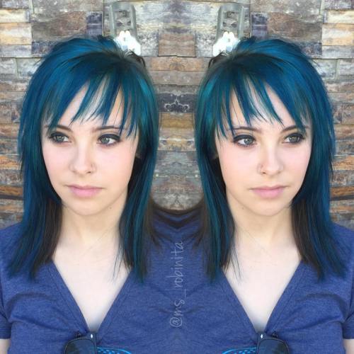 vrstvené black hairstyle with blue highlights