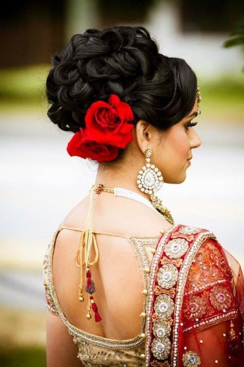 indisk bridal updo with flowers