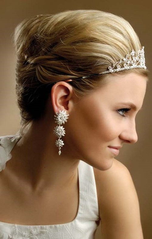 indisk wedding hairstyle with tiara