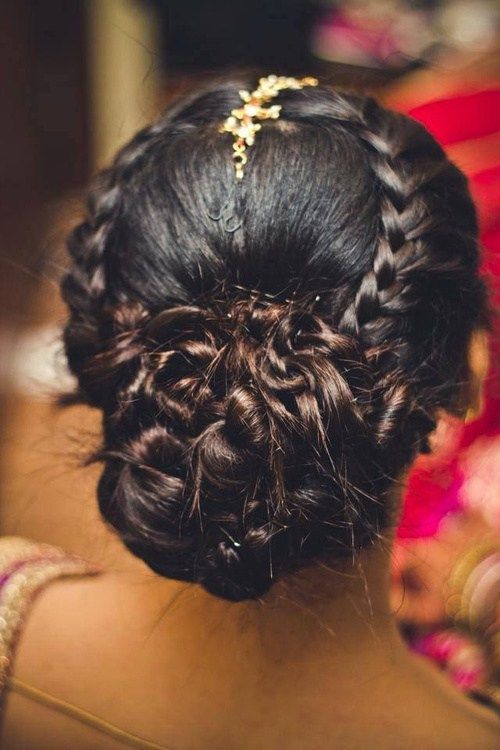 nízky bun hairstyle for Indian style wedding