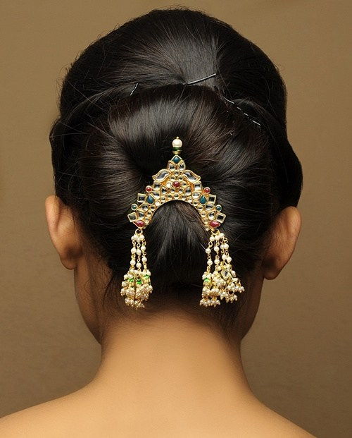 minimalistisk bun updo for Indian wedding