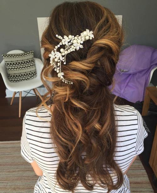 chaotický Curly Bridal Half Up Hairstyle