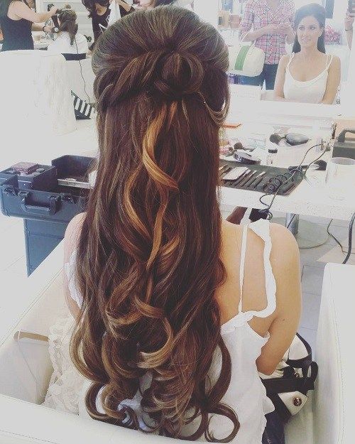 polovičná up long wedding hairstyle