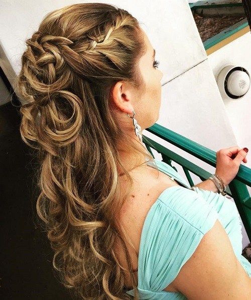 svadobné curly half up hairstyle