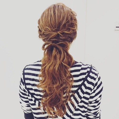 halv up wavy messy hairstyle for long hair