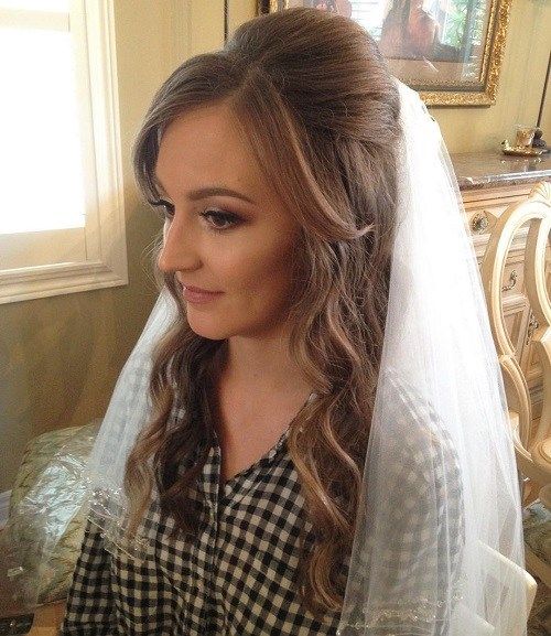 bröllop half updo with veil