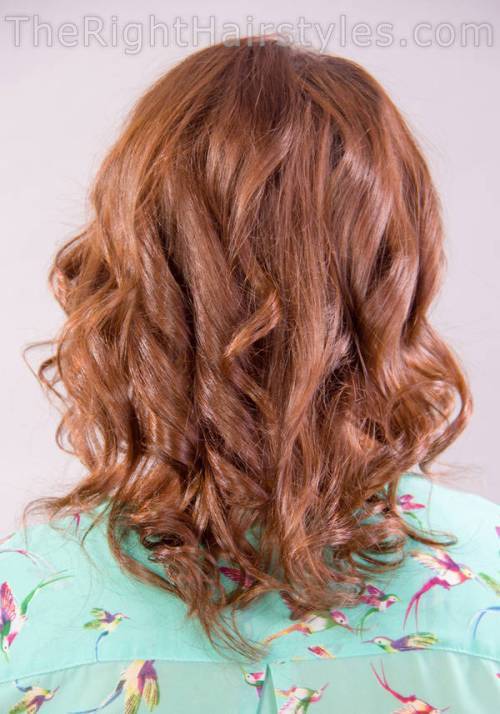 stredná length curly hairstyle