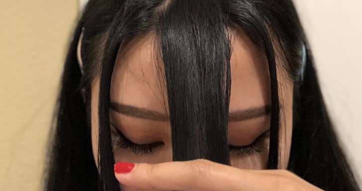 инстаграм beauty star, Ellie Choi, prepares to cut her bangs. 