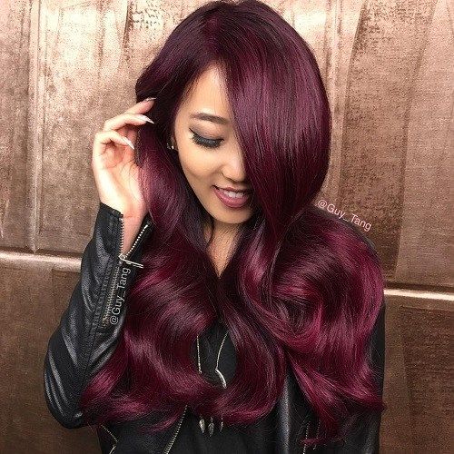 lång bright burgundy hair