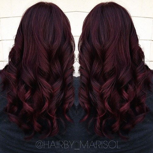 tmavý burgundy hair with highlights
