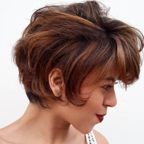 Krátky Brown Hairstyle With Caramel Highlights