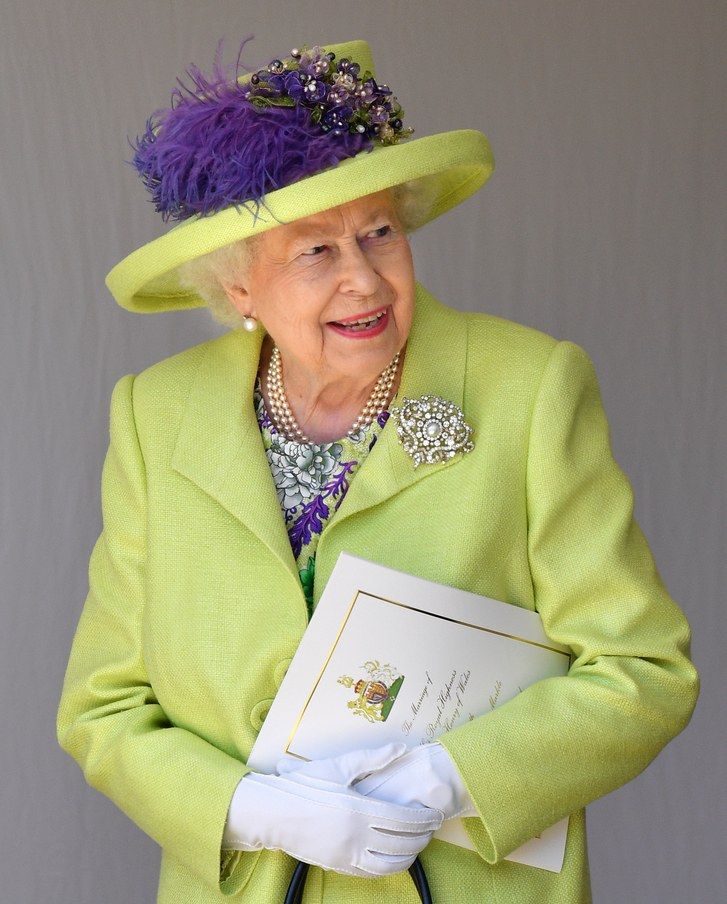 Kraljica Elizabeth attends the royal wedding in lime green