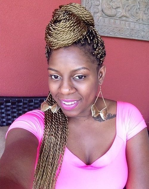 ozdobný hairstyle with golden blonde Senegalese twists