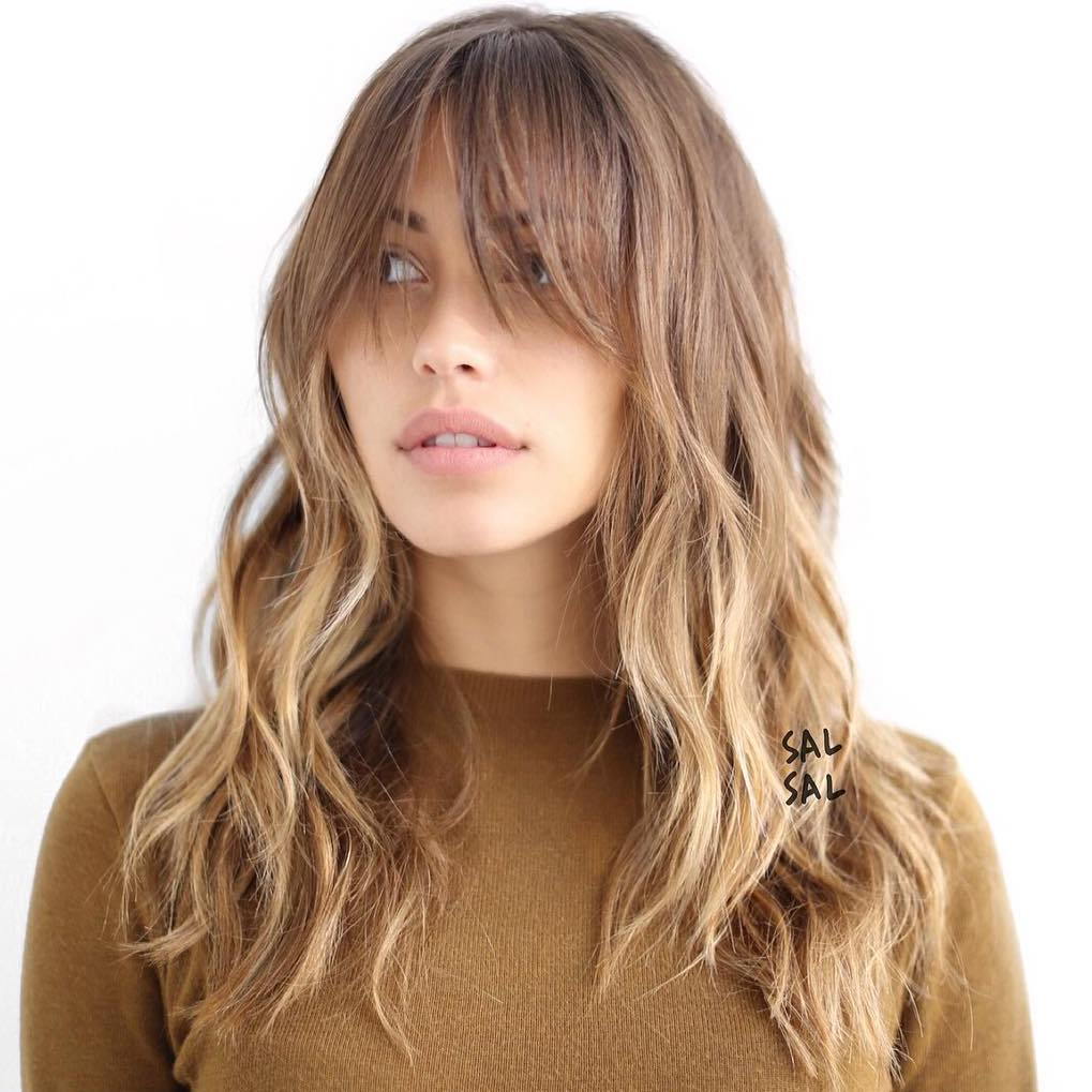 Lång Layered Hairstyle With Long Bangs