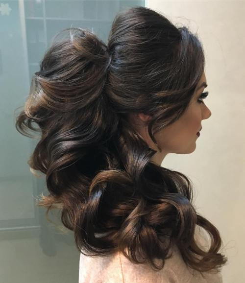 Lång Thick Curly Ponytail With Bouffant