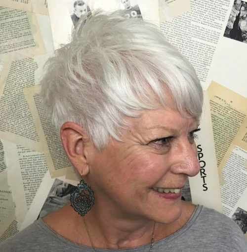 Äldre Women's Silver Pixie Hairstyle