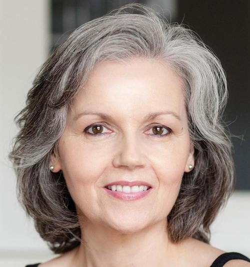 mediu hairstyle for gray hair in older women