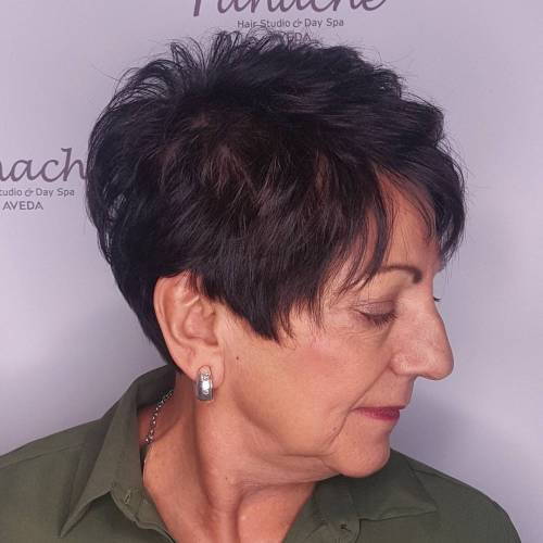Brunetă Pixie Hairstyle Over 70