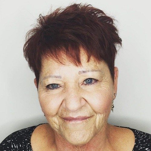 krátky razored haircut for older women