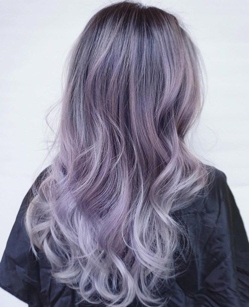 vijolična blonde hair with black roots