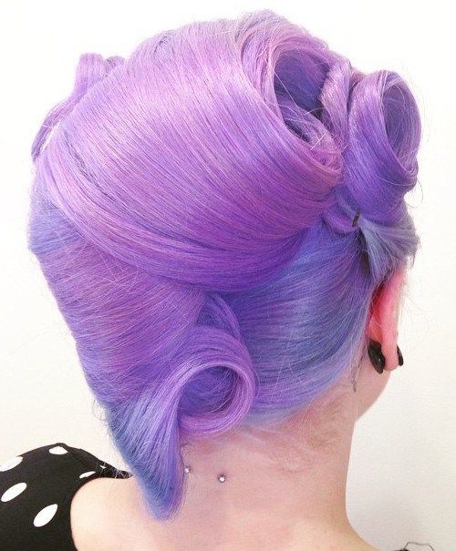 љубичаста updo with side and back victory rolls