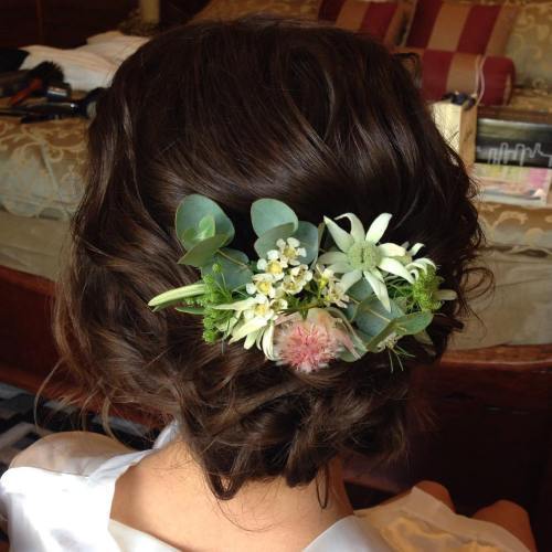 nízky Wedding Updo With Exotic Flowers