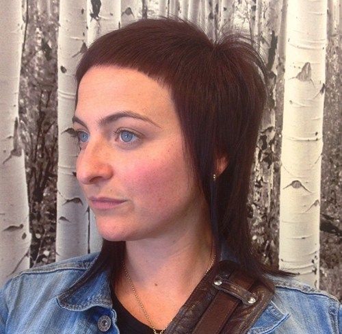 средња layered haircut with extra short bangs